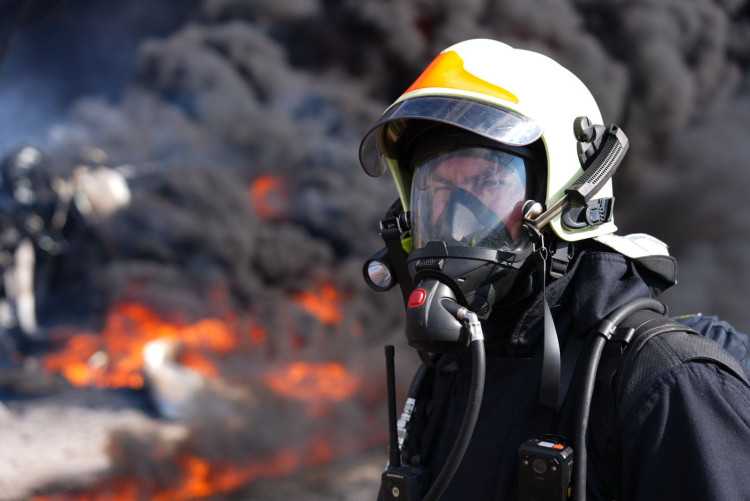 FOTOGALERIE: Požár vagónu s benzolem likvidují hasiči ve zvláštním stupni poplachu