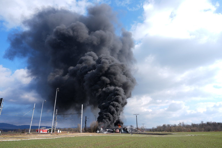 FOTOGALERIE: Požár vagónu s benzolem likvidují hasiči ve zvláštním stupni poplachu