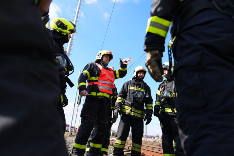 FOTOGALERIE: Požár vagónu s benzolem likvidují hasiči ve zvláštním stupni poplachu