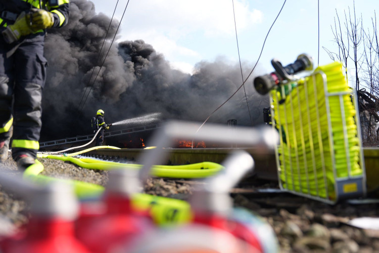 FOTOGALERIE: Požár vagónu s benzolem likvidují hasiči ve zvláštním stupni poplachu