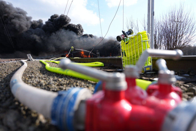 FOTOGALERIE: Požár vagónu s benzolem likvidují hasiči ve zvláštním stupni poplachu