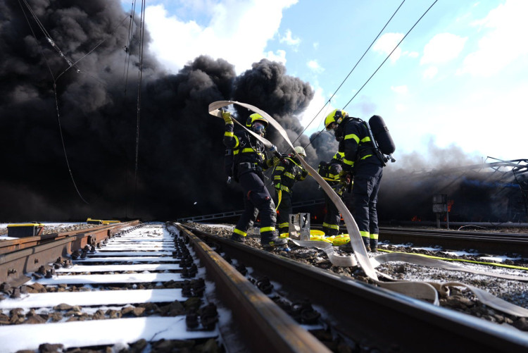 FOTOGALERIE: Požár vagónu s benzolem likvidují hasiči ve zvláštním stupni poplachu
