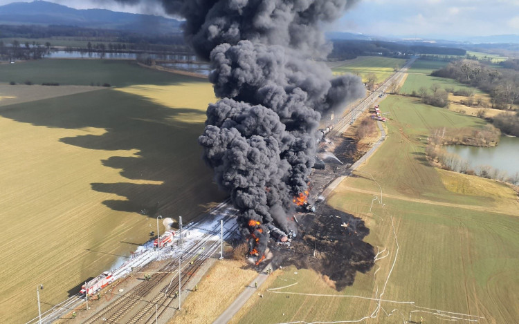 FOTOGALERIE: Požár vagónu s benzolem likvidují hasiči ve zvláštním stupni poplachu