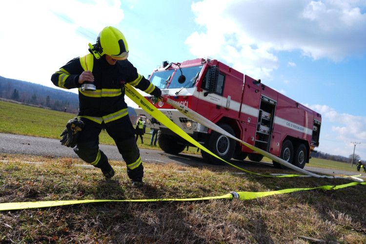 FOTOGALERIE: Požár vagónu s benzolem likvidují hasiči ve zvláštním stupni poplachu