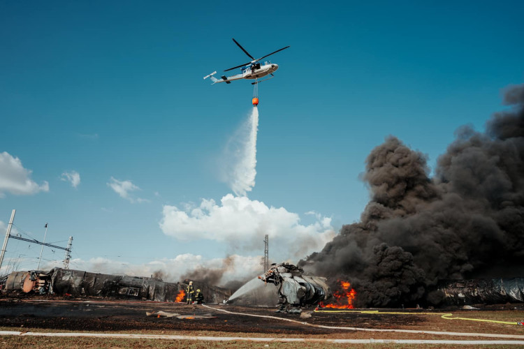 FOTOGALERIE: Požár vagónu s benzolem likvidují hasiči ve zvláštním stupni poplachu
