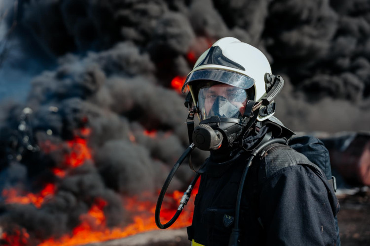 FOTOGALERIE: Požár vagónu s benzolem likvidují hasiči ve zvláštním stupni poplachu