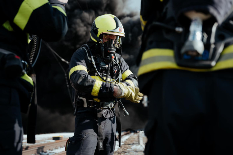 FOTOGALERIE: Požár vagónu s benzolem likvidují hasiči ve zvláštním stupni poplachu