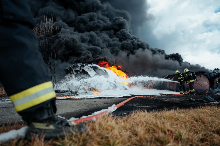 FOTOGALERIE: Požár vagónu s benzolem likvidují hasiči ve zvláštním stupni poplachu
