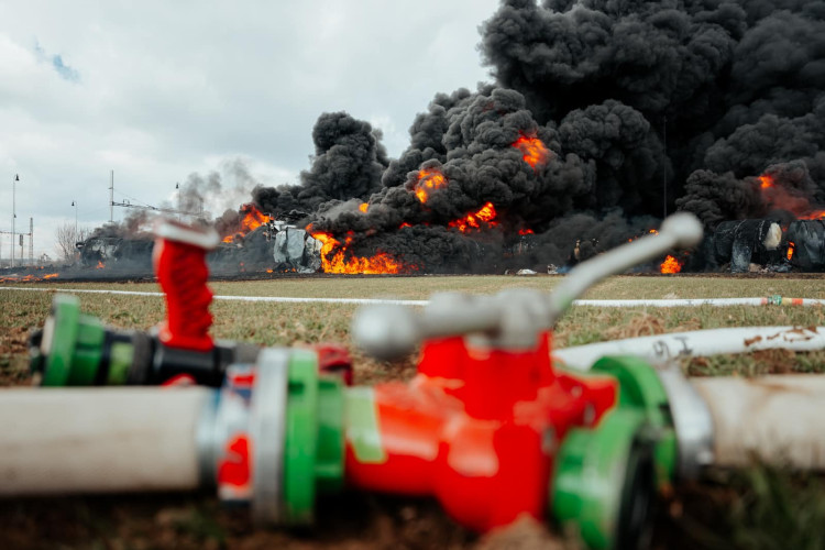FOTOGALERIE: Požár vagónu s benzolem likvidují hasiči ve zvláštním stupni poplachu