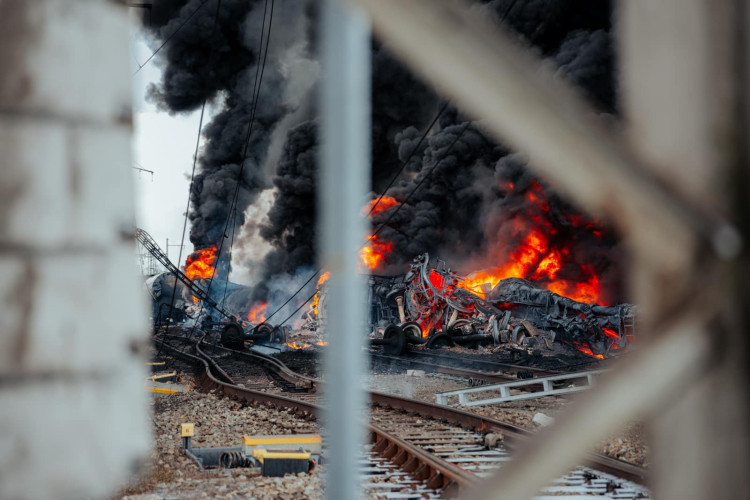 FOTOGALERIE: Požár vagónu s benzolem likvidují hasiči ve zvláštním stupni poplachu