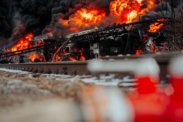 FOTOGALERIE: Požár vagónu s benzolem likvidují hasiči ve zvláštním stupni poplachu