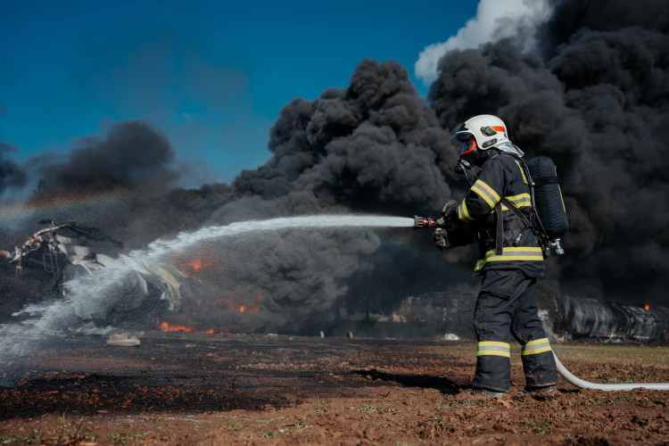 FOTOGALERIE: Požár vagónu s benzolem likvidují hasiči ve zvláštním stupni poplachu