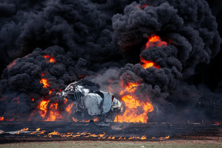 FOTOGALERIE: Požár vagónu s benzolem likvidují hasiči ve zvláštním stupni poplachu