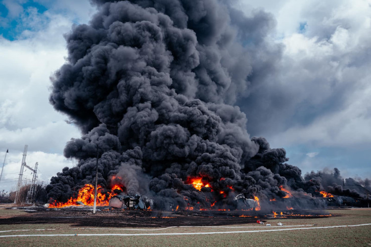 FOTOGALERIE: Požár vagónu s benzolem likvidují hasiči ve zvláštním stupni poplachu