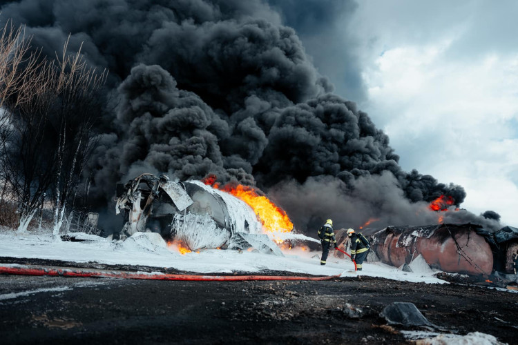 FOTOGALERIE: Požár vagónu s benzolem likvidují hasiči ve zvláštním stupni poplachu