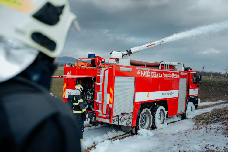 FOTOGALERIE: Požár vagónu s benzolem likvidují hasiči ve zvláštním stupni poplachu