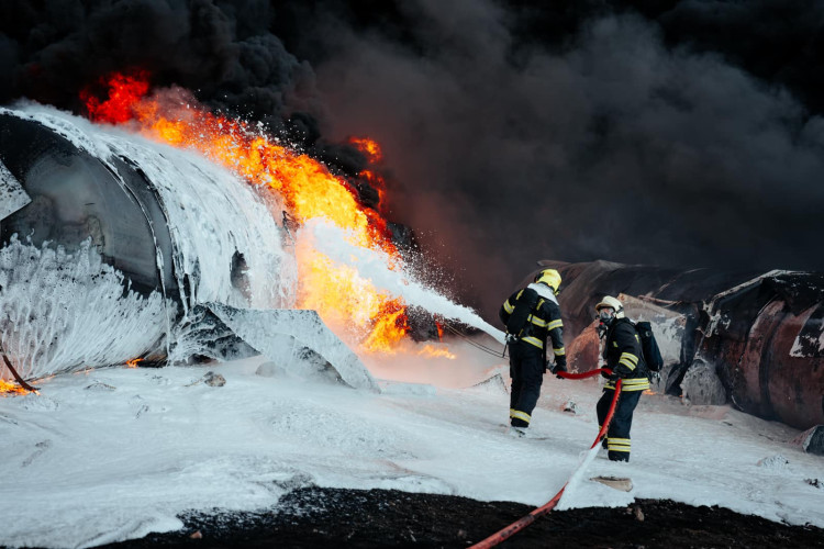FOTOGALERIE: Požár vagónu s benzolem likvidují hasiči ve zvláštním stupni poplachu