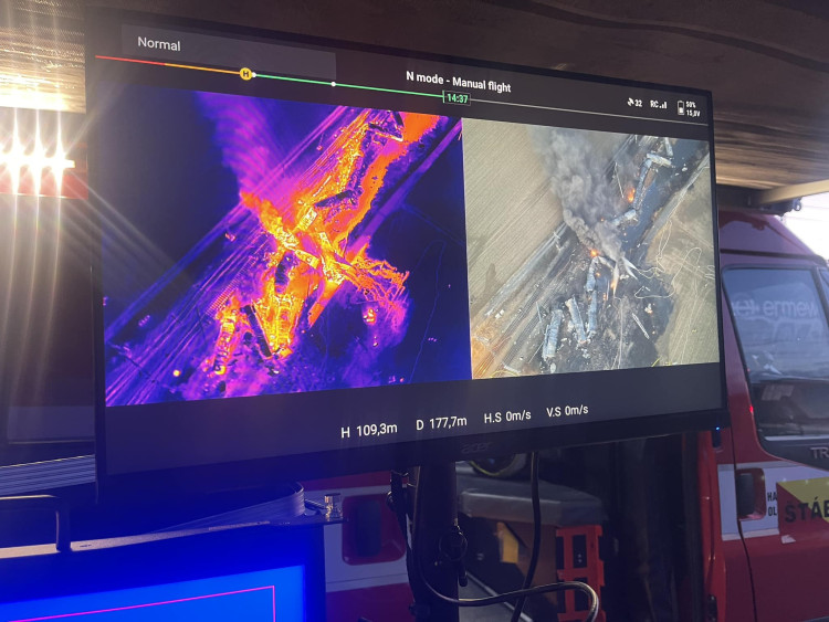 FOTOGALERIE: Požár vagónu s benzolem likvidují hasiči ve zvláštním stupni poplachu