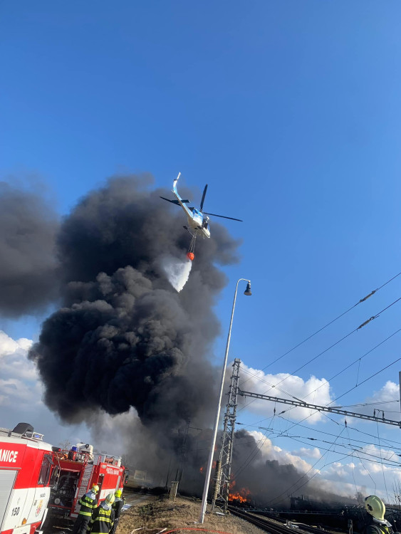 FOTOGALERIE: Požár vagónu s benzolem likvidují hasiči ve zvláštním stupni poplachu