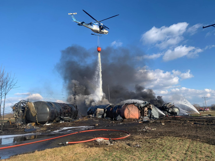FOTOGALERIE: Požár vagónu s benzolem likvidují hasiči ve zvláštním stupni poplachu
