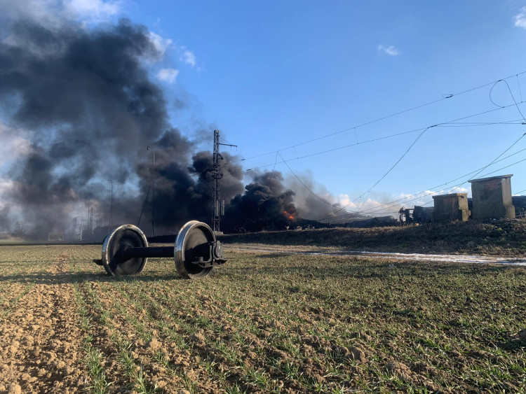 FOTOGALERIE: Požár vagónu s benzolem likvidují hasiči ve zvláštním stupni poplachu