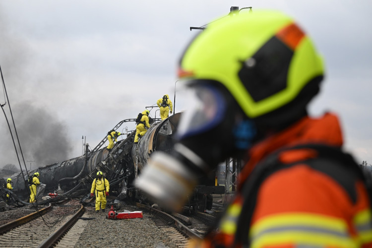 FOTOGALERIE: Požár železničních citeren likvidovali hasiči ve zvláštním stupni poplachu
