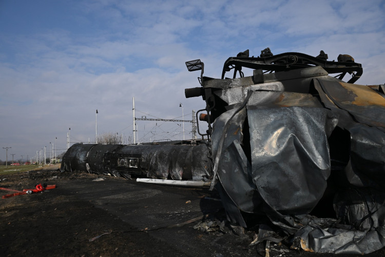 FOTOGALERIE: Požár železničních citeren likvidovali hasiči ve zvláštním stupni poplachu