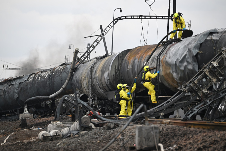 FOTOGALERIE: Požár železničních citeren likvidovali hasiči ve zvláštním stupni poplachu