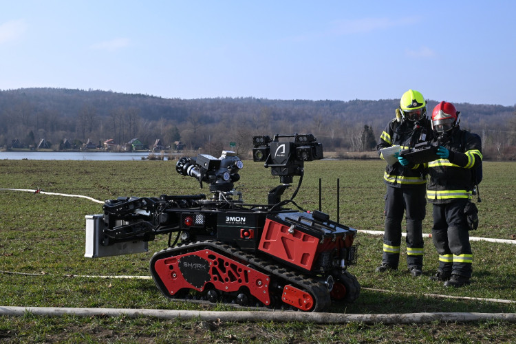 FOTOGALERIE: Požár železničních citeren likvidovali hasiči ve zvláštním stupni poplachu