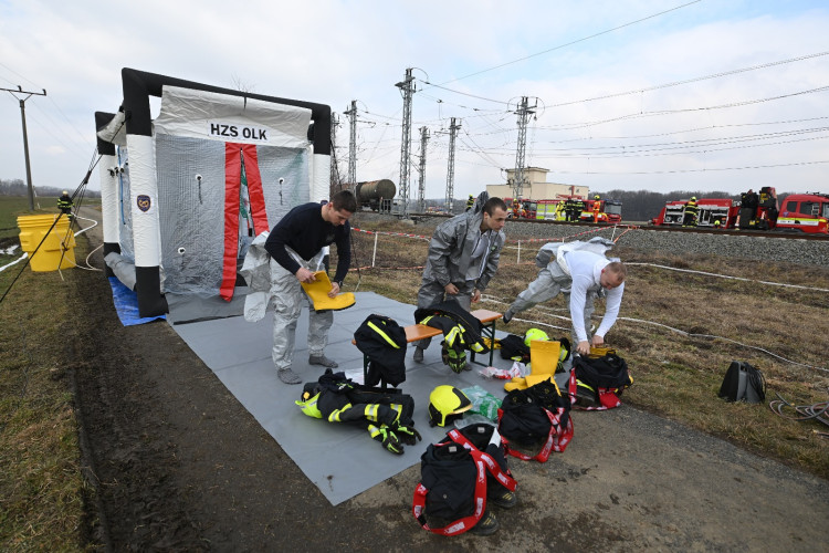 FOTOGALERIE: Požár železničních citeren likvidovali hasiči ve zvláštním stupni poplachu