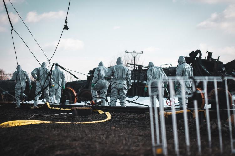 FOTOGALERIE: Požár železničních citeren likvidovali hasiči ve zvláštním stupni poplachu