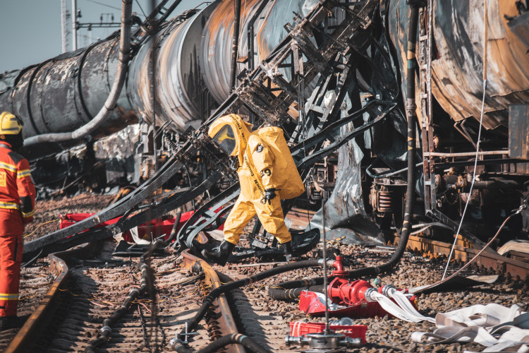 FOTOGALERIE: Požár železničních citeren likvidovali hasiči ve zvláštním stupni poplachu