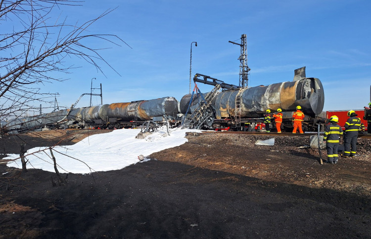 FOTOGALERIE: Požár železničních citeren likvidovali hasiči ve zvláštním stupni poplachu