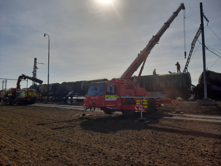 FOTOGALERIE: Požár železničních citeren likvidovali hasiči ve zvláštním stupni poplachu