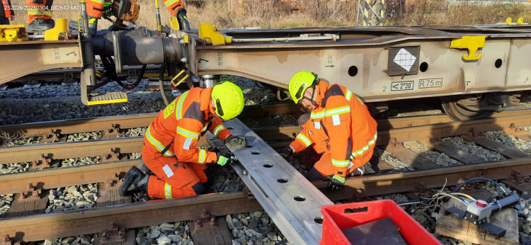 FOTOGALERIE: Požár železničních citeren likvidovali hasiči ve zvláštním stupni poplachu
