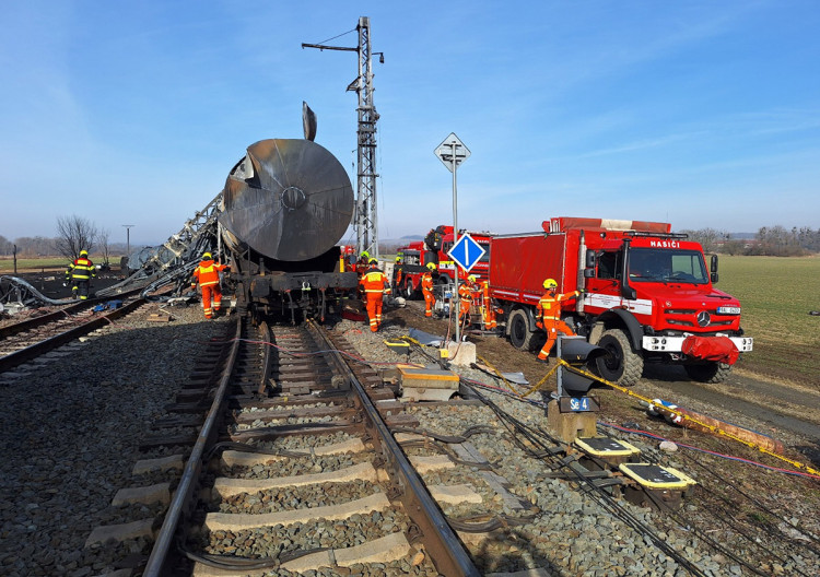 FOTOGALERIE: Požár železničních citeren likvidovali hasiči ve zvláštním stupni poplachu