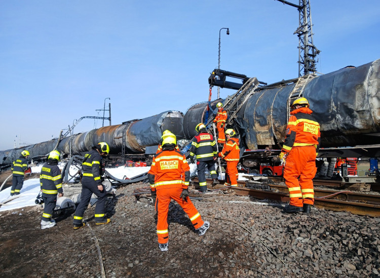 FOTOGALERIE: Požár železničních citeren likvidovali hasiči ve zvláštním stupni poplachu