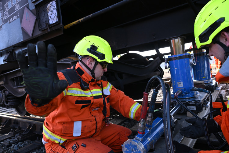 FOTOGALERIE: Požár železničních citeren likvidovali hasiči ve zvláštním stupni poplachu