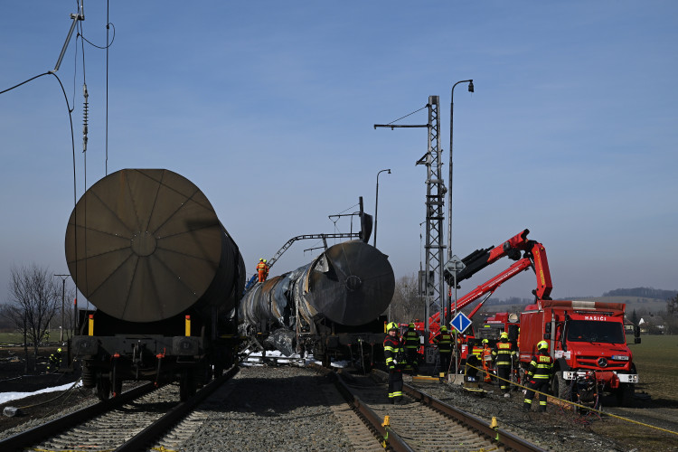 FOTOGALERIE: Požár železničních citeren likvidovali hasiči ve zvláštním stupni poplachu