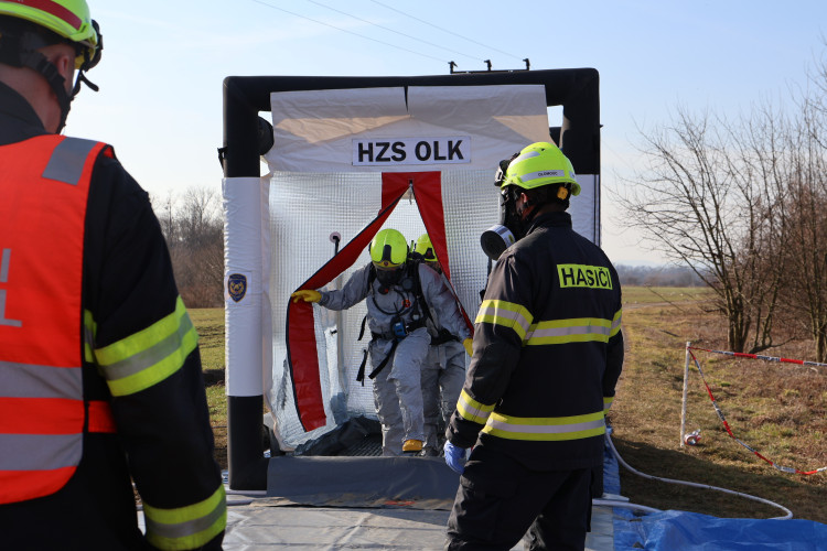 FOTOGALERIE: Požár železničních citeren likvidovali hasiči ve zvláštním stupni poplachu