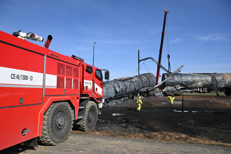 FOTOGALERIE: Požár železničních citeren likvidovali hasiči ve zvláštním stupni poplachu
