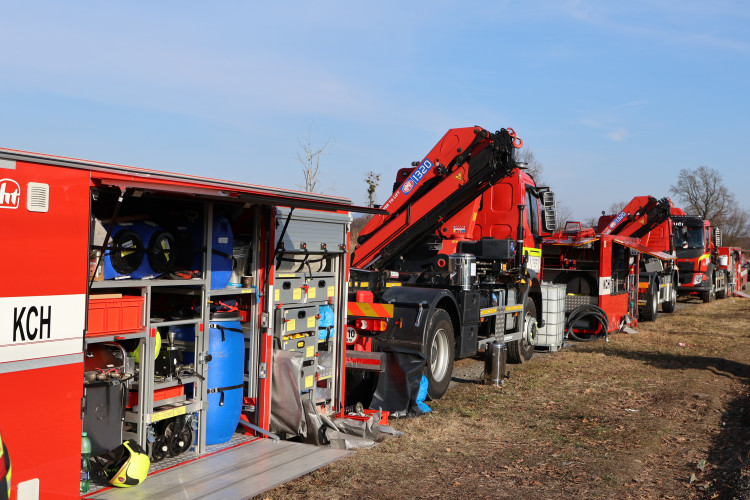 FOTOGALERIE: Požár železničních citeren likvidovali hasiči ve zvláštním stupni poplachu