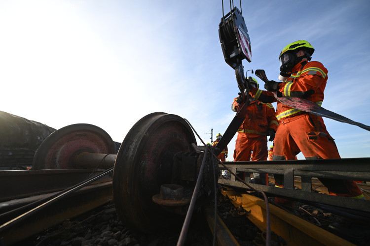 FOTOGALERIE: Požár železničních citeren likvidovali hasiči ve zvláštním stupni poplachu