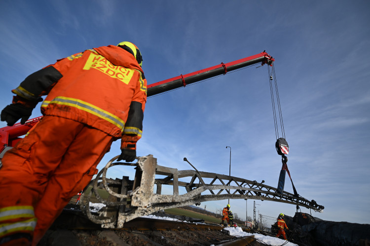 FOTOGALERIE: Požár železničních citeren likvidovali hasiči ve zvláštním stupni poplachu