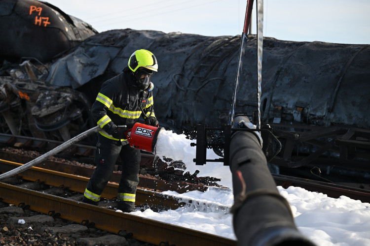 FOTOGALERIE: Požár železničních citeren likvidovali hasiči ve zvláštním stupni poplachu