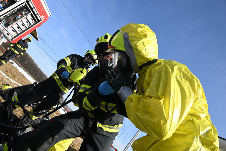 FOTOGALERIE: Požár železničních citeren likvidovali hasiči ve zvláštním stupni poplachu