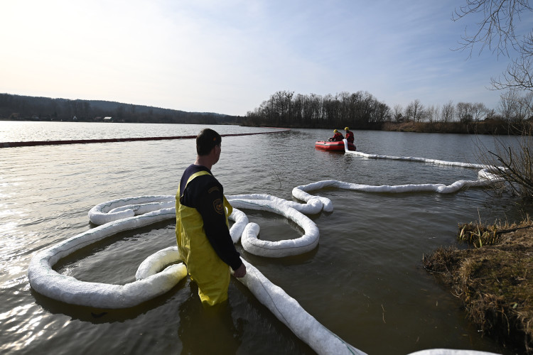 FOTOGALERIE: Požár železničních citeren likvidovali hasiči ve zvláštním stupni poplachu