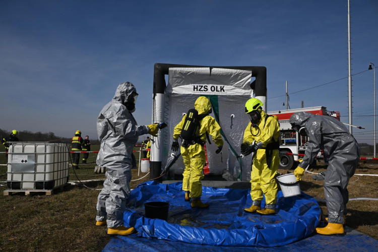 FOTOGALERIE: Požár železničních citeren likvidovali hasiči ve zvláštním stupni poplachu