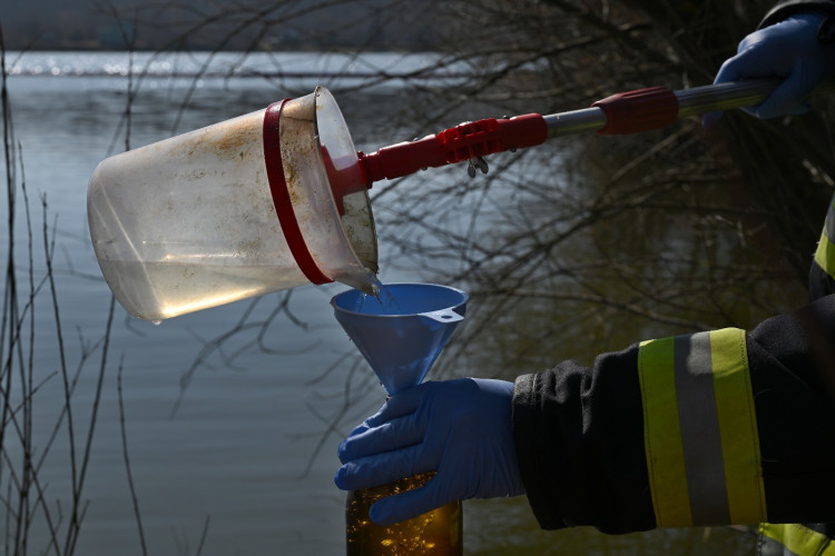 FOTOGALERIE: Požár železničních citeren likvidovali hasiči ve zvláštním stupni poplachu