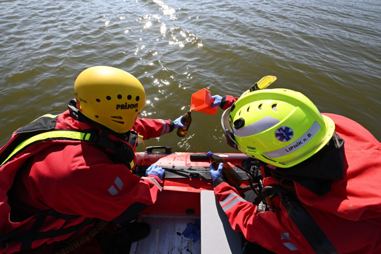 FOTOGALERIE: Požár železničních citeren likvidovali hasiči ve zvláštním stupni poplachu